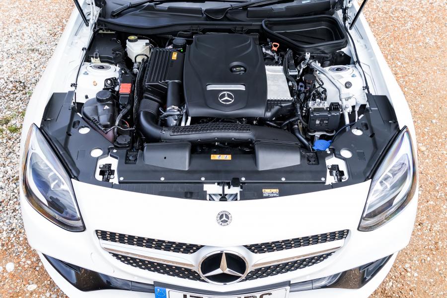 Моторный отсек Mercedes-Benz SLC180 AMG Line (R172) 2016 года  (UK) (фото 20 из 40)